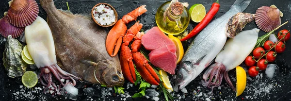 Frutos Mar Frescos Peixes Fundo Pedra Preta Solha Lagosta Lula — Fotografia de Stock