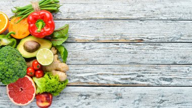Beyaz arka planda taze çiğ sebzeler ahşap. Üst görünüm. Metniniz için boş alan.