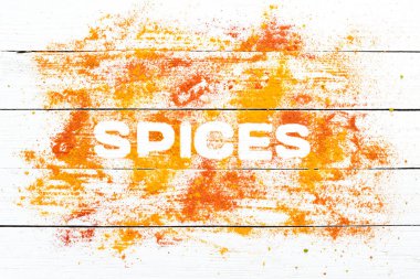 Beyaz arka planda çeşitli baharatlar. 