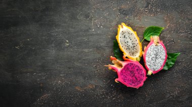 Siyah arka planda taze ejderha meyve. Tropikal meyveler. Üst görünüm. Metin için boş alan.
