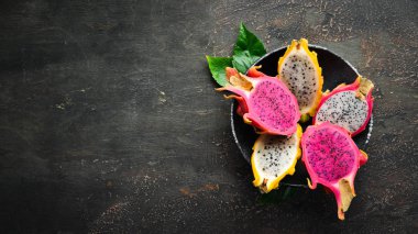 Siyah arka planda taze ejderha meyve. Tropikal meyveler. Üst görünüm. Metin için boş alan.