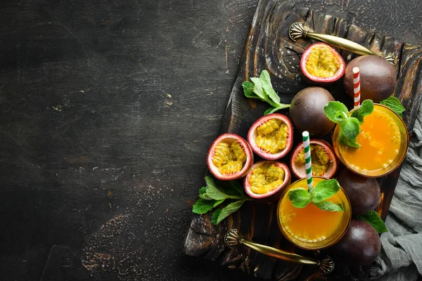 Sumo Maracujá Frutas Fundo Madeira Frutas Tropicais — Fotografia de Stock