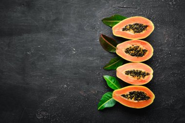 Ahşap bir arka planda Papaya meyve. Tropikal meyveler. Üst görünüm. Metin için boş alan.