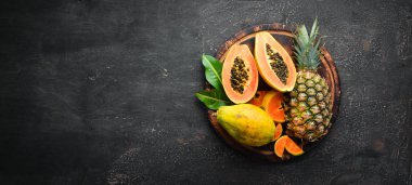 Ahşap bir arka planda Papaya meyve. Tropikal meyveler. Üst görünüm. Metin için boş alan.