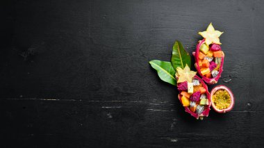 Ejderha meyvesi. Tropikal meyve salatası. Üst görünüm. Metin için boş alan.