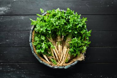 Ahşap bir arka planda kök maydanoz. Üst görünüm. Metniniz için boş alan.