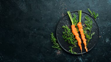 Ahşap masada dilimlenmiş havuç. Üst görünüm. Metniniz için boş alan.