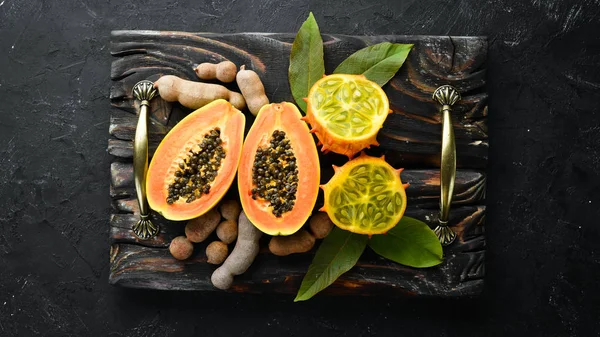 Kiwano Papaya Egy Fából Készült Hajón Felülnézet Szabad Hely Szöveghez — Stock Fotó