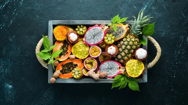 Trópusi Gyümölcsök Papaya Mangosteen Kaktusz Gyümölcs Pytahaya Ananász Fekete Alapon — Stock Fotó