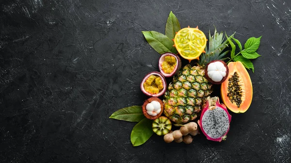 Fructe Tropicale Papaya Mangosteen Fructe Cactus Pytahaya Ananas Fundal Negru — Fotografie, imagine de stoc