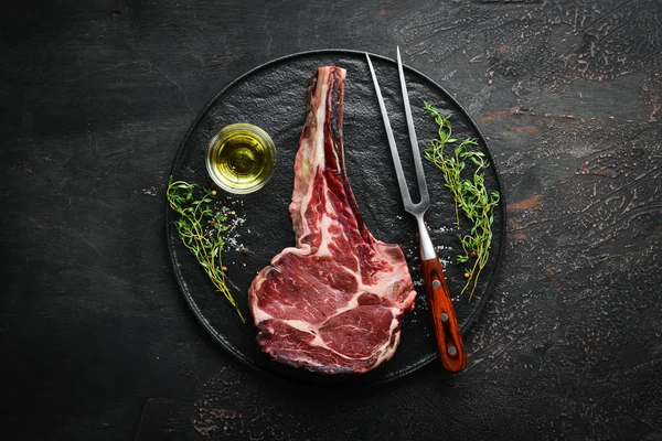 Rohe Trockene Steak Cowboy Auf Schwarzem Hintergrund Tomahawk Steak Bbq — Stockfoto