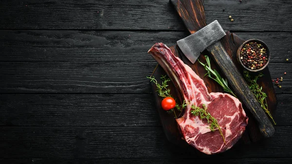 Rohe Trockene Steak Cowboy Auf Schwarzem Hintergrund Tomahawk Steak Bbq — Stockfoto