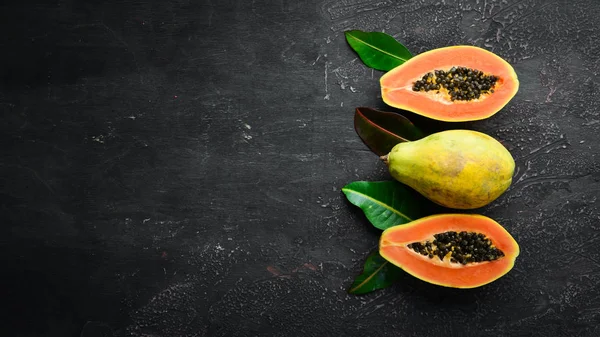 Papaya Gyümölcsöt Egy Fából Készült Háttér Trópusi Gyümölcsök Felülnézet Szabad — Stock Fotó