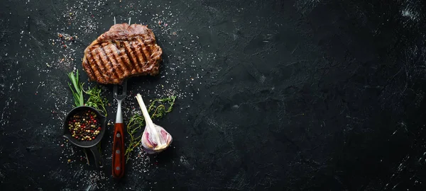 Gegrilltes Ribeye Beef Steak Auf Der Gabel Betagten Tisch Ansicht — Stockfoto