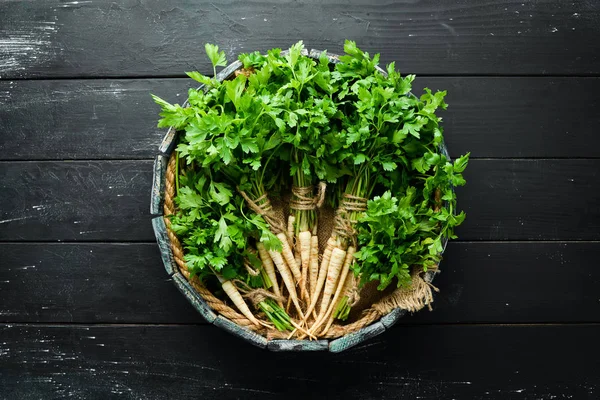 Ahşap bir arka planda kök maydanoz. Üst görünüm. Metniniz için boş alan.