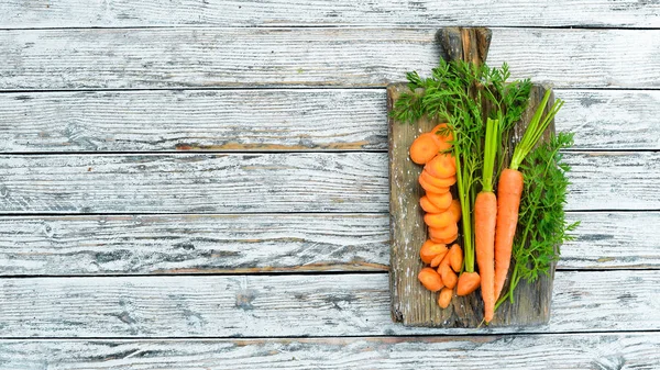 Ahşap masada dilimlenmiş havuç. Üst görünüm. Metniniz için boş alan.