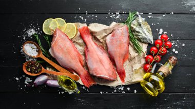 Limon ve biberiye ile balık çiğ Snapper. Siyah bir arka planda. Üst görünüm. Metniniz için boş alan.