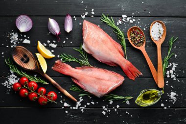 Limon ve biberiye ile balık çiğ Snapper. Siyah bir arka planda. Üst görünüm. Metniniz için boş alan.