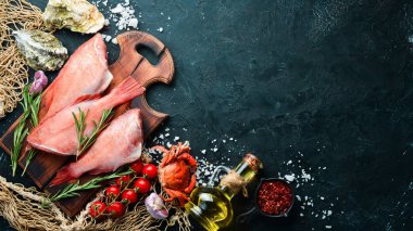 Limon ve biberiye ile balık çiğ Snapper. Siyah bir arka planda. Üst görünüm. Metniniz için boş alan.