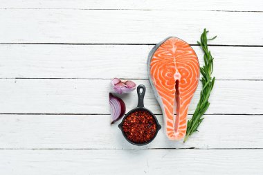 Beyaz arka planda malzemeler ile taze somon biftek ahşap. Üst görünüm. Metniniz için boş alan.