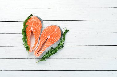 Beyaz arka planda malzemeler ile taze somon biftek ahşap. Üst görünüm. Metniniz için boş alan.