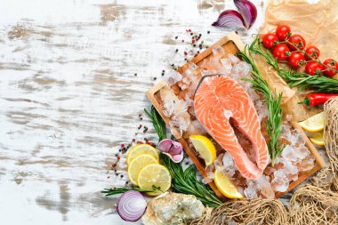 Buzda taze somon bifteği. Üst görünüm. Metniniz için boş alan.