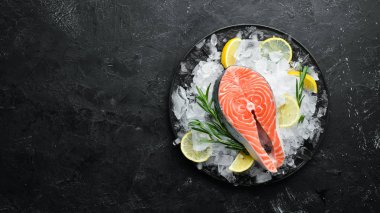 Buzda taze somon bifteği. Üst görünüm. Metniniz için boş alan.