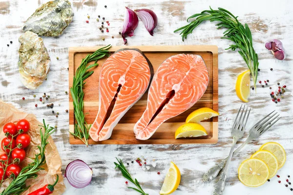 Bife Salmão Fresco Com Ingredientes Sobre Fundo Branco Madeira Vista — Fotografia de Stock