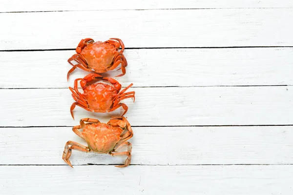 Crabes Bouillis Avec Des Épices Sur Fond Bois Blanc Vue — Photo