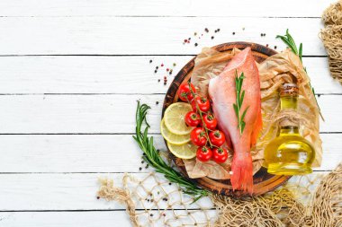 Balık limon ve biberiye ile bir deniz Snapper olduğunu. Beyaz bir arka planda. Üst görünüm. Metniniz için boş alan.