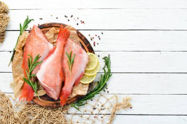 Balık limon ve biberiye ile bir deniz Snapper olduğunu. Beyaz bir arka planda. Üst görünüm. Metniniz için boş alan.