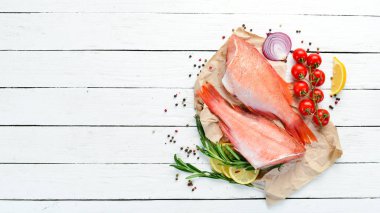 Balık limon ve biberiye ile bir deniz Snapper olduğunu. Beyaz bir arka planda. Üst görünüm. Metniniz için boş alan.