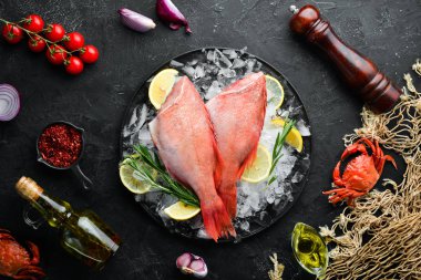 Buz üzerinde deniz ürünleri çiğ Snapper. Üst görünüm. Metniniz için boş alan.