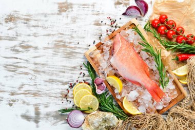 Buz üzerinde deniz ürünleri çiğ Snapper. Üst görünüm. Metniniz için boş alan.