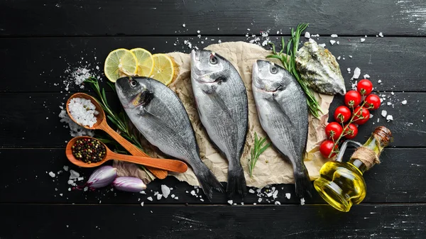 Roher Dorado Fisch Mit Zitrone Und Gewürzen Auf Schwarzem Hintergrund — Stockfoto