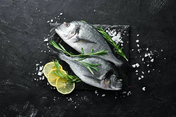 Pescado Dorado Crudo Con Limón Especias Sobre Fondo Negro Vista — Foto de Stock