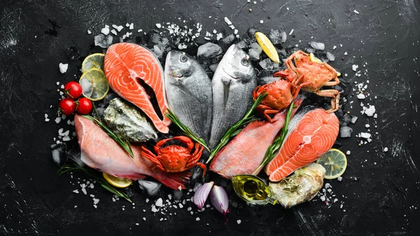 Meeresfrüchte Dorado Lachs Krabben Zackenbarsch Austern Auf Schwarzem Steinhintergrund Ansicht — Stockfoto