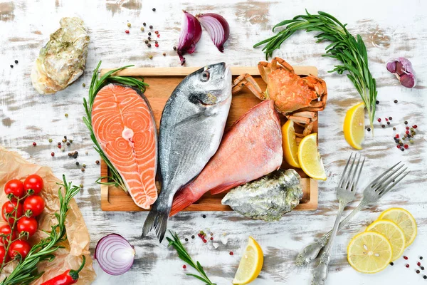 Zeevruchten Een Witte Houten Achtergrond Dorado Zalm Krab Oesters Bovenaanzicht — Stockfoto