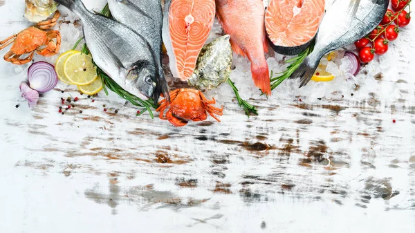 Zeevruchten Een Witte Houten Achtergrond Dorado Zalm Krab Oesters Bovenaanzicht — Stockfoto