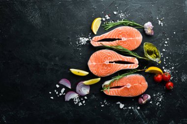 Deniz ürünleri. Somon bifteği. Üst te. Siyah taş arka plan üzerinde.