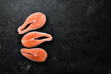 Deniz ürünleri. Somon bifteği. Üst te. Siyah taş arka plan üzerinde.
