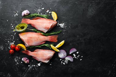 Deniz ürünleri. Kızıldeniz balığı. Üst te. Siyah taş arka plan üzerinde.