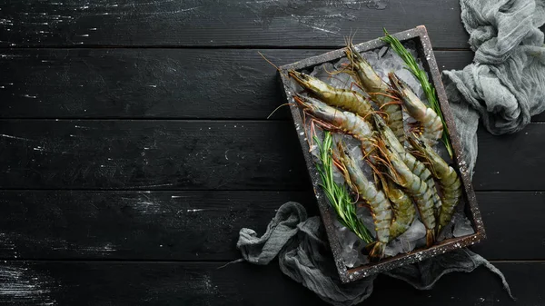 Langostinos Tigres Negros Crudos Con Limón Mariscos Vista Superior Sobre — Foto de Stock