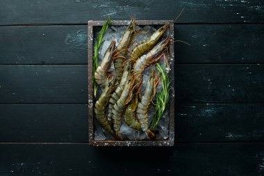 buz üzerinde limon ile siyah kaplan karides. Deniz ürünleri. Üst te. Siyah bir arka plan üzerinde. Ücretsiz kopyalama alanı.