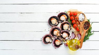 Malzemelerle tarak. Deniz ürünleri. Üst te. Beyaz ahşap bir arka plan üzerinde. Ücretsiz kopyalama alanı.