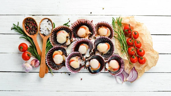 Sint Jakobsschelpen Met Ingrediënten Zeevruchten Bovenaanzicht Een Witte Houten Achtergrond — Stockfoto
