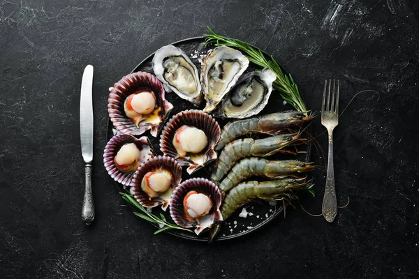 Zeevruchten Oesters Sint Jakobsschelpen Garnalen Bovenaanzicht Een Zwarte Achtergrond Vrije — Stockfoto