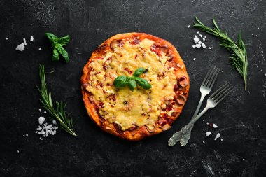 Ev yapımı sosis ve peynirli pizza. Üst te. Eski arka planda. Ücretsiz kopyalama alanı.