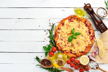 Ev yapımı sosis ve peynirli pizza. Üst te. Eski arka planda. Ücretsiz kopyalama alanı.