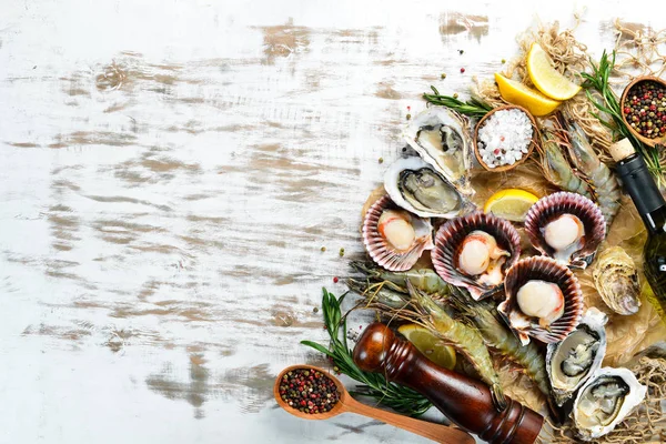 Zeevruchten Oesters Sint Jakobsschelpen Garnalen Bovenaanzicht Een Witte Houten Achtergrond — Stockfoto